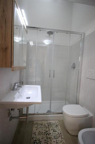 ローマにあるPatrizi 2/aのバスルーム(シャワー、洗面台、トイレ付)