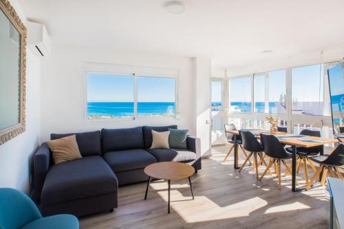 Sea-view apartment with Pool next to marina & beach