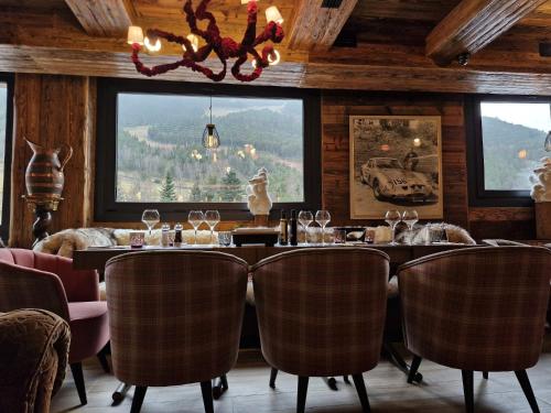 a restaurant with a table and chairs in a room at Hotel Vall d'Isard Suites in El Tarter