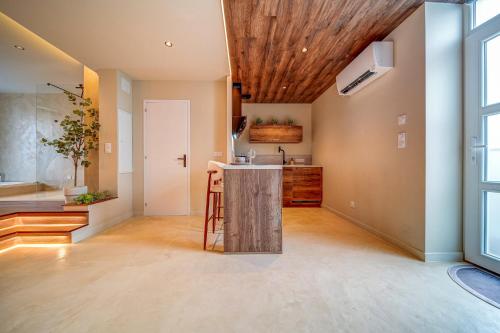 an open kitchen with a wooden ceiling at Suite Moon & Spa in Amnéville