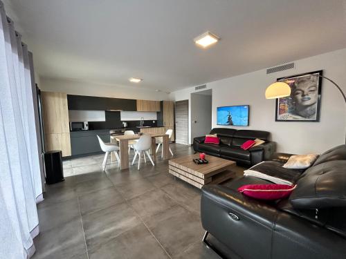 Residence Capriona في بورتو بولو: غرفة معيشة بها أريكة وطاولة
