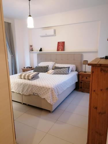 a bedroom with a bed in a room at Villa M&M met eigen zwembad in Kalamaki