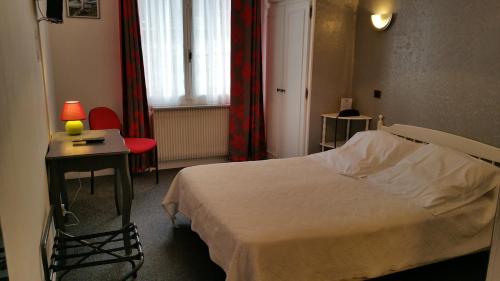 Postel nebo postele na pokoji v ubytování Hotel A Notre Dame