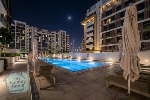 Modern 1BR Azizi Riviera with Pool & Gym