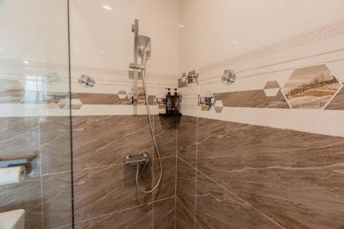 a bathroom with a shower with a glass door at 合意酒店 in Việt Yên