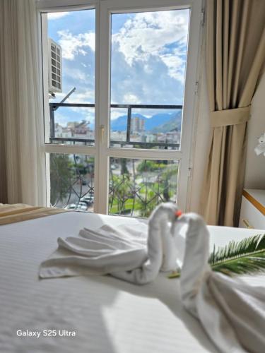 ein Schlafzimmer mit einem Bett und einem großen Fenster in der Unterkunft Far Life Hotel in Antalya