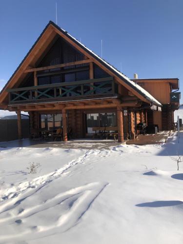 Zrub Kriváň Drevená chata s výhľadom na Tatry