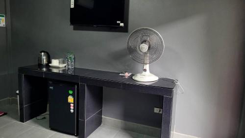 a black table with a fan on top of it at Dan Mai Homestay in Trat