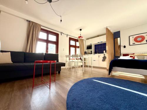 a living room with a couch and a table at Przy Ratuszu Idealny dla par Dzikie wino by Rentoom in Toruń