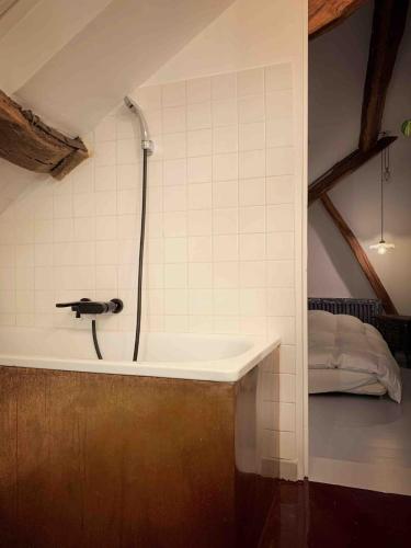 Light filled architects nest between rooftops