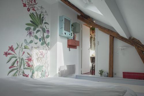 Light filled architects nest between rooftops