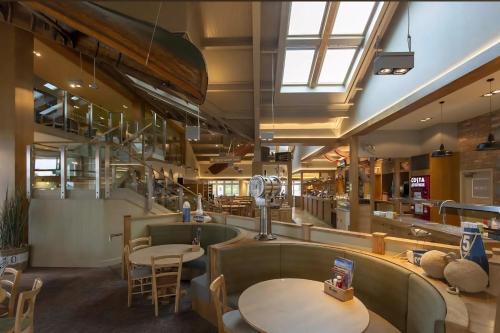 a restaurant with tables and chairs in a room at Sylvia's Sunrise Caravan Skegness Southview in Winthorpe