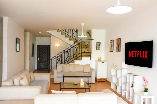 5BDR Modern Beachside Retreat in Einbay l 2nd Row