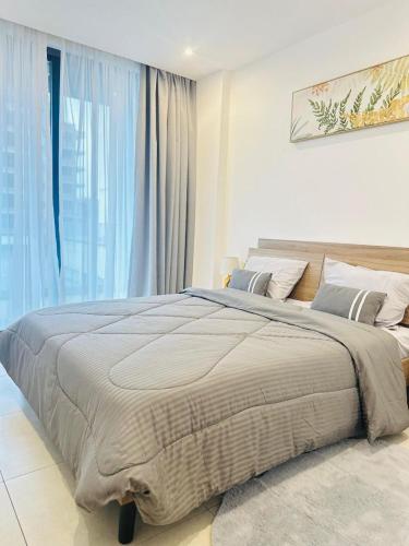 เตียงในห้องที่ Nova By Devtraco Plus