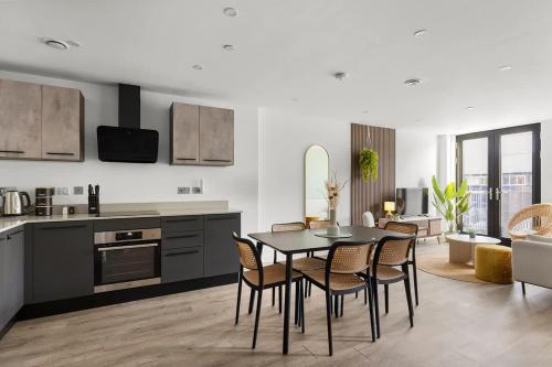 Heart of York Retreat, 2BR near Shambles, Free Parking & Gym, City Centre photo 5