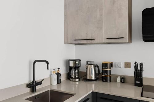Heart of York Retreat, 2BR near Shambles, Free Parking & Gym, City Centre photo 8