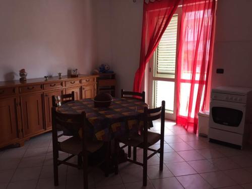 uma cozinha com mesa e cadeiras e uma janela em Bronzi di Riace em Riace Marina