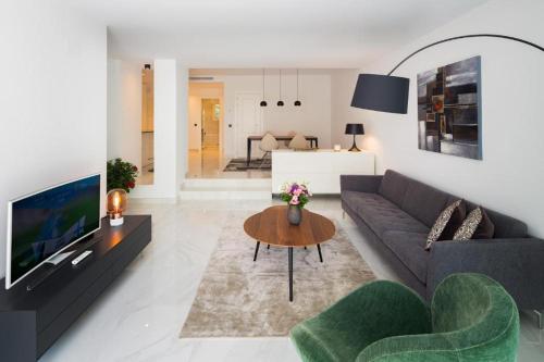 Marbella Beachside Apartment - Tennis & Golf