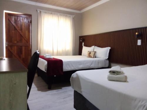 Llit o llits en una habitació de Monokotsoaing Guest House