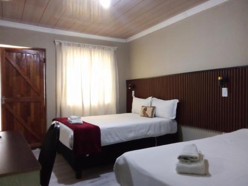 Llit o llits en una habitació de Monokotsoaing Guest House