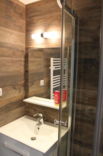 a bathroom with a sink and a shower at Rempart du Chateau-SV82 StudioVincennes in Vincennes