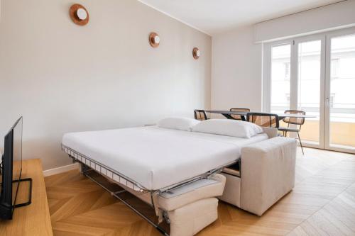 JOIVY Two Stylish Apartments with Balconies in Loreto, Milan