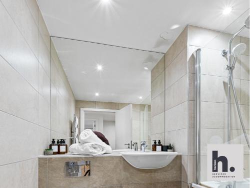 a bathroom with a sink and a shower at Contractor Stays - 6 Units - City Centre - Siemens - NHS - Uni - Free Parking - Balcony in Hull