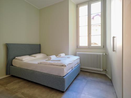 a small bed in a room with a window at Appartamento Food Truck 11 in Muralto