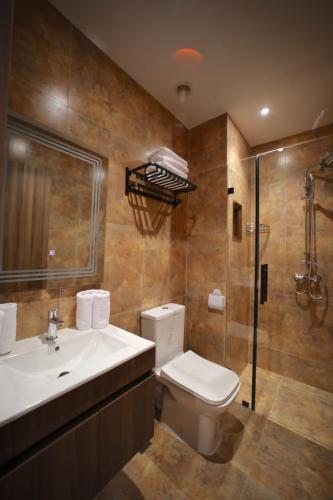 ein Badezimmer mit Toilette, Waschbecken und Dusche in der Unterkunft Hotel El Karim in Oujda