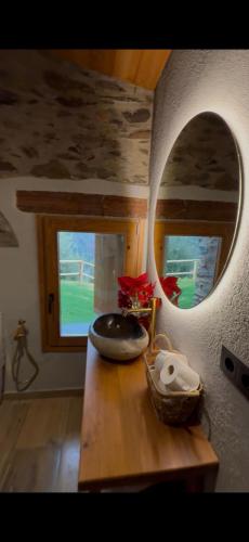 a room with a mirror and a table with a bowl at Roca negra Montseny in Fogars de Montclus