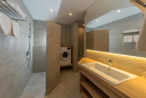 y baño con lavabo y lavadora. en Appartement1 en San Giovanni in Val Aurina