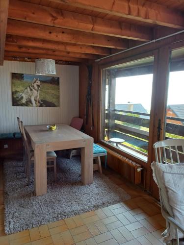 Un comedor con una mesa y una ventana. en Chalet Bear, en Thollon-les-Mémises