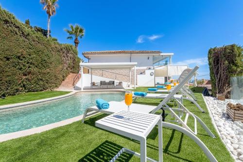 797 Holiday Rentals - Villa con piscina, jacuzzi y hermosas