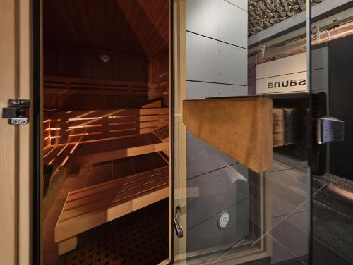a glass door of an oven with wooden racks at Classik Hotel Antonius Köln City in Cologne