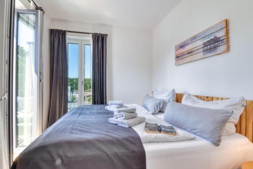 a bedroom with a large bed with a window at Ferienwohnung SPA Penthouse Meerlust Baabe in Baabe