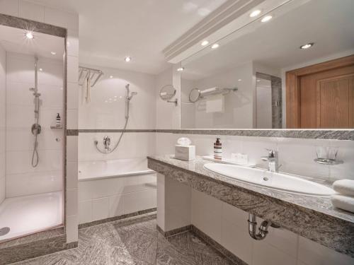 a bathroom with a sink and a shower and a tub at Classik Hotel Hackescher Markt - Self Check In in Berlin