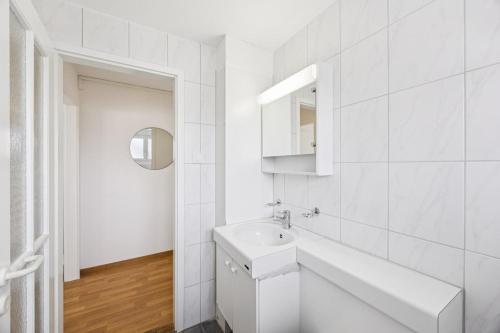 Wifi, Smart TV, City Centre, Queen Bed - CR 18