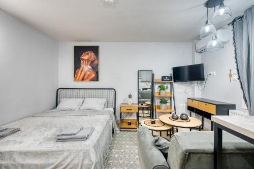 Quiet Lower-Level City Studio Thessaloniki by ΜΡS