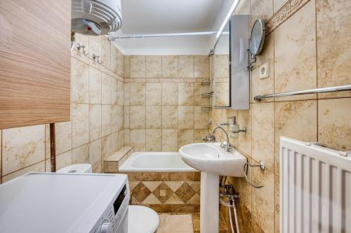 Quiet Lower-Level City Studio Thessaloniki by ΜΡS