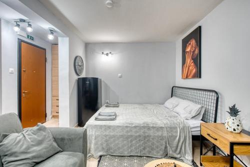 Quiet Lower-Level City Studio Thessaloniki by ΜΡS