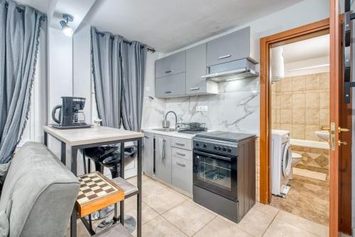 Quiet Lower-Level City Studio Thessaloniki by ΜΡS