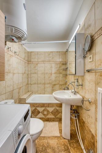Quiet Lower-Level City Studio Thessaloniki by ΜΡS