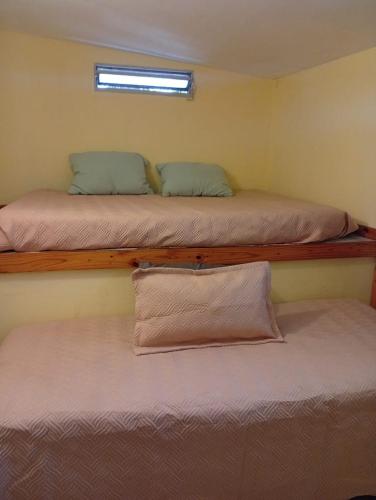 two bunk beds in a small room with a window at Refugio Blue Hill I in Villa Cerro Azul