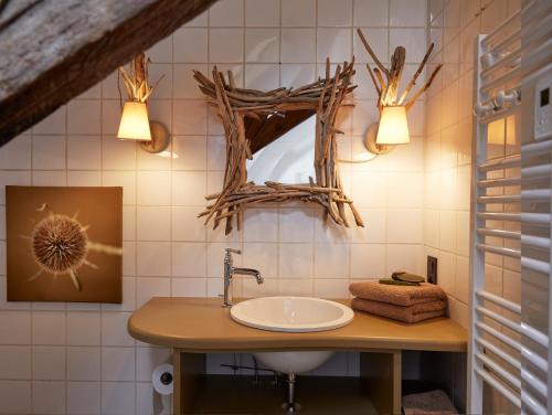 a bathroom with a sink and a mirror on the wall at Le Nid Fleuri - Séjour familial à Tournai in Tournai