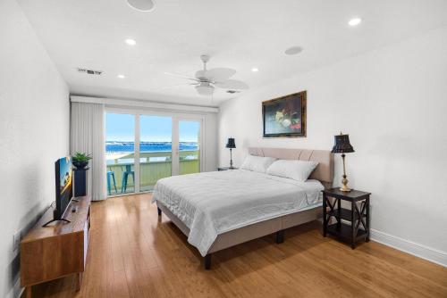 a bedroom with a bed and a television and a balcony at Buena Vida 23 in Navarre