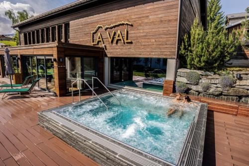 Piscina a La Val Hotel & Spa o a prop