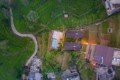 an overhead view of a house and a road at Vantage hills Haputale in Haputale