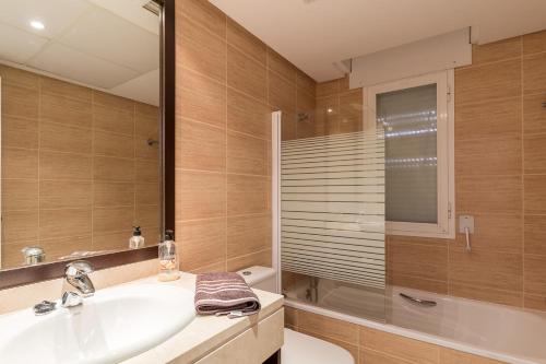 een badkamer met een wastafel, een toilet en een douche bij Puerto Banus Luxury Penthouse in Marbella