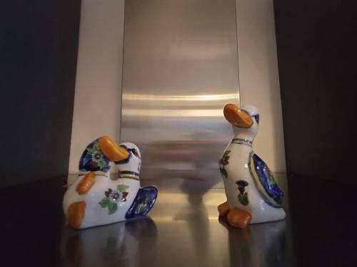 two ceramic ducks sitting on top of a table at La Quiete appartamento in campagna a Spoleto in Spoleto