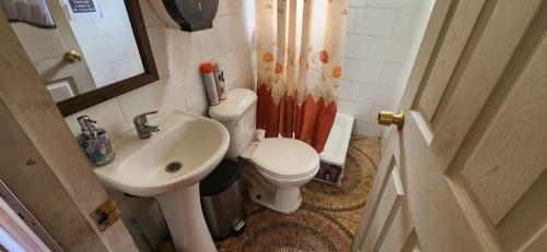 a small bathroom with a toilet and a sink at Cabaña Terraza del Yates in Puerto del Yate